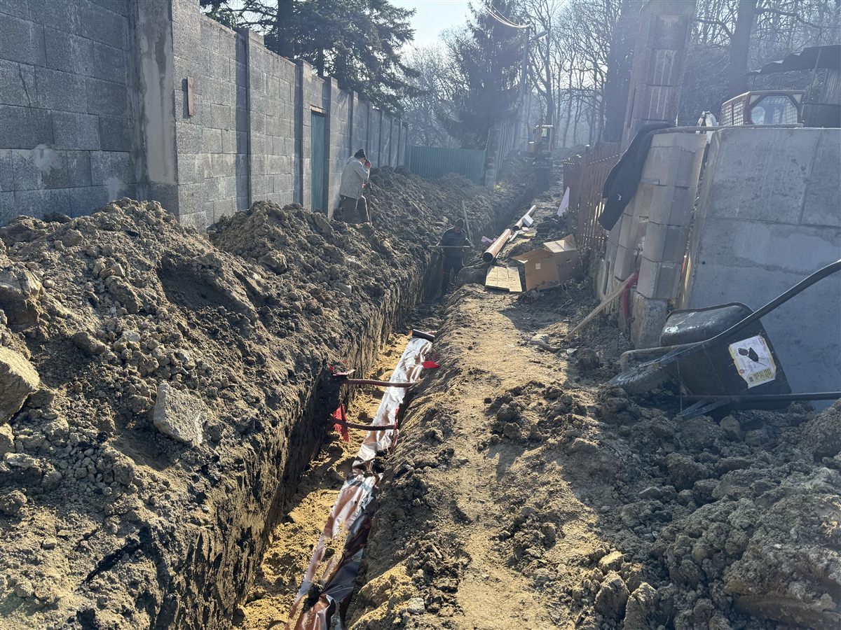 Výkop pre prípojky pri rodinnom dome s potrubím a stavebnou technikou v Bratislave, Novom Meste