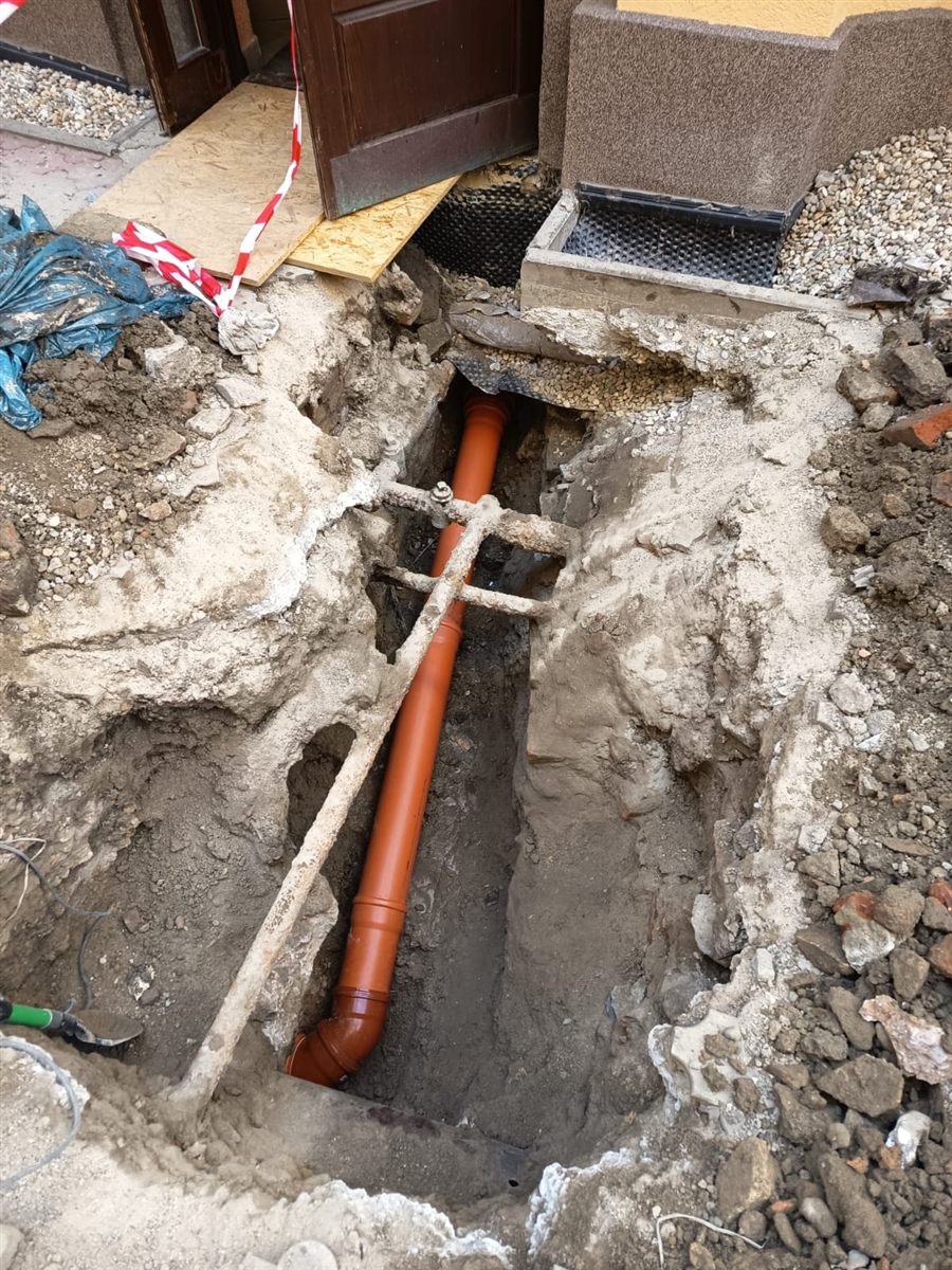 Kanalizačná prípojka a odbočky potrubia pri objekte v Bratislave, Devíne