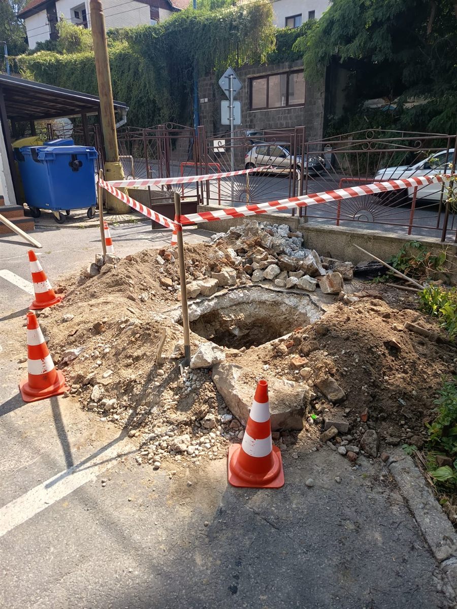 Ohradený výkop pre inžinierske siete pri chodníku v Bratislave, Ružinove